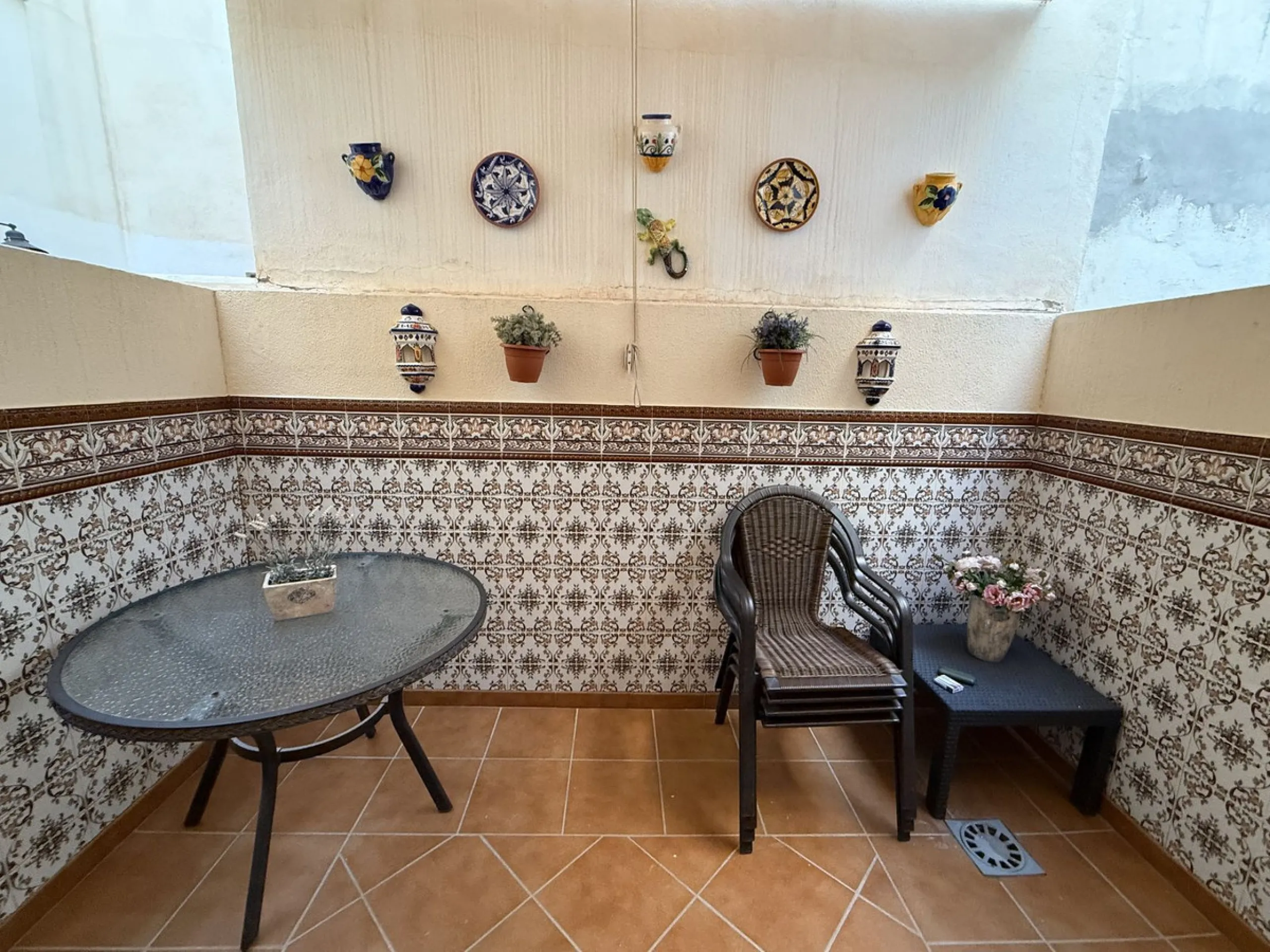 Apartment for sale on the first floor (not ground floor) with 2 bedrooms and 2 bathrooms, located on the second line to the beach in Fuengirola, Los Boliches area.