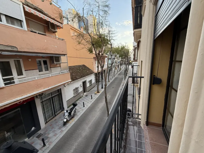 Apartment for sale on the first floor (not ground floor) with 2 bedrooms and 2 bathrooms, located on the second line to the beach in Fuengirola, Los Boliches area.