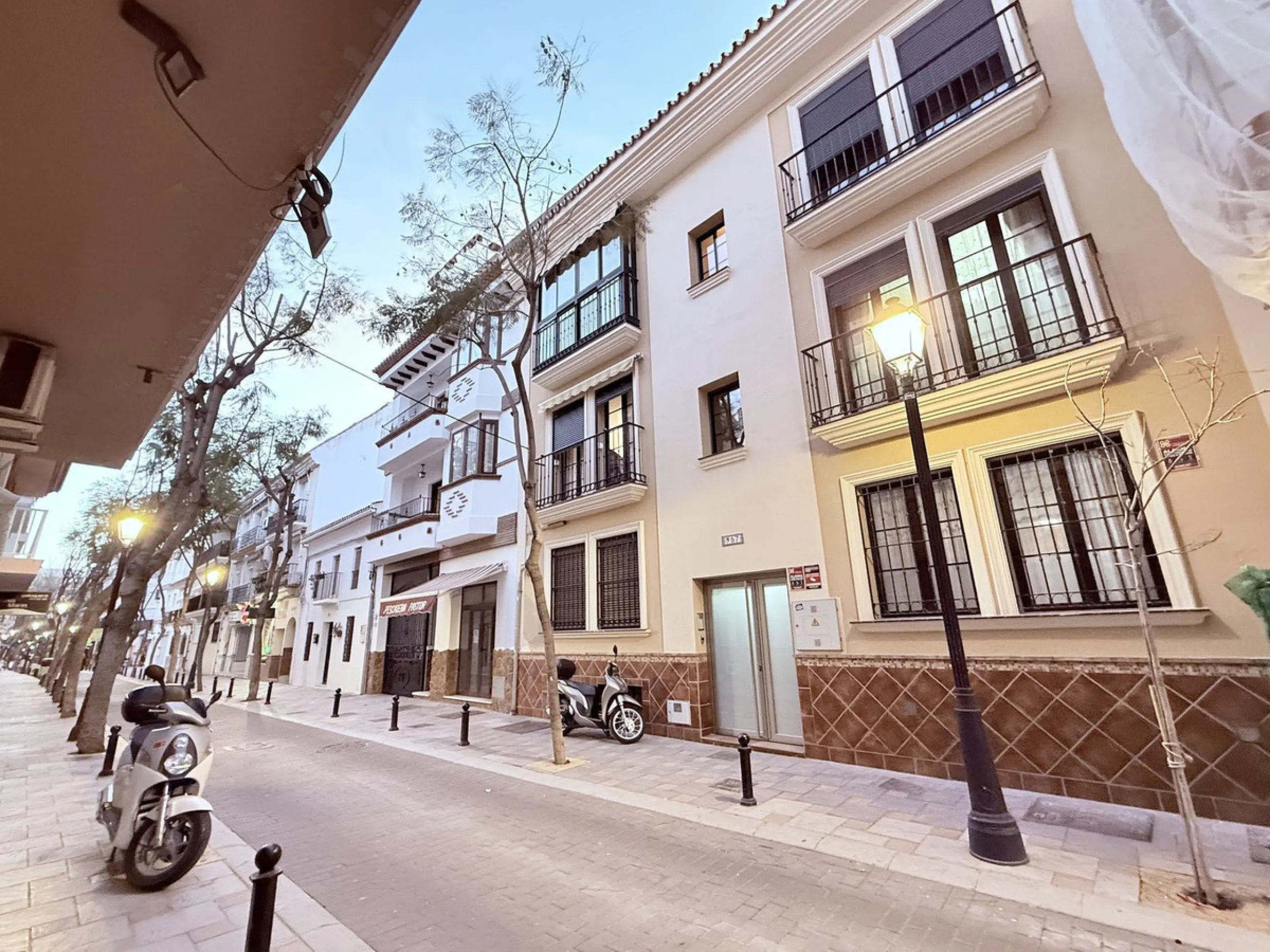 Apartment for sale on the first floor (not ground floor) with 2 bedrooms and 2 bathrooms, located on the second line to the beach in Fuengirola, Los Boliches area.