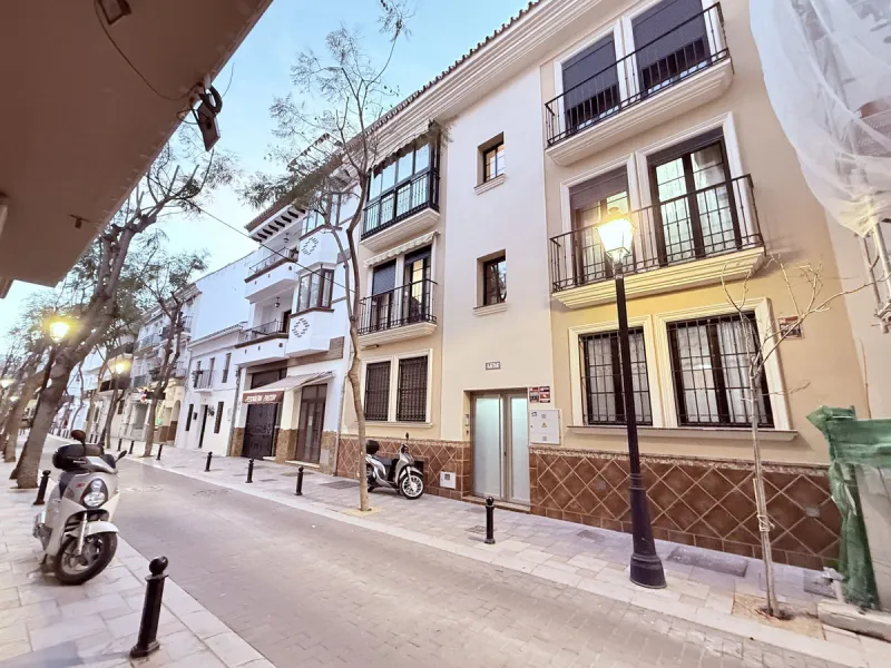 Apartment for sale on the first floor (not ground floor) with 2 bedrooms and 2 bathrooms, located on the second line to the beach in Fuengirola, Los Boliches area.