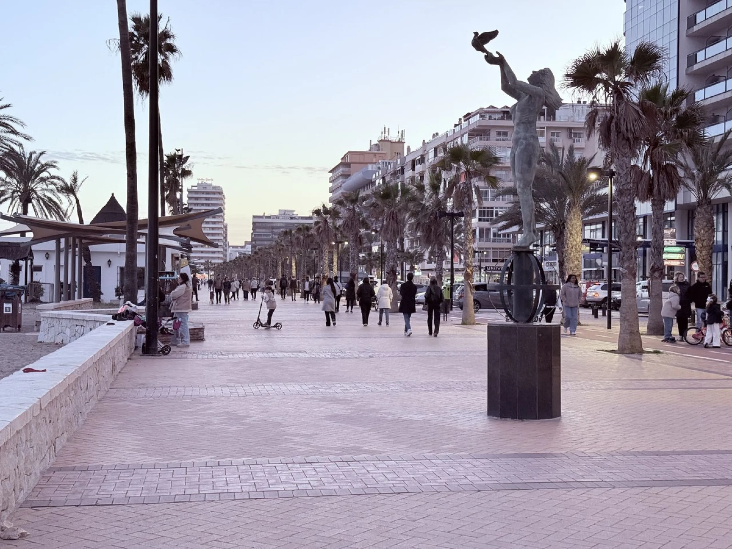 Apartment for sale on the first floor (not ground floor) with 2 bedrooms and 2 bathrooms, located on the second line to the beach in Fuengirola, Los Boliches area.