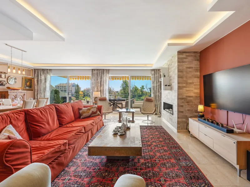 This truly special home combines space, light and tranquility in one of Guadalmina's most sought-after settings. Located on the first floor yet elevated above the golf course, the apartment enjoys the feel of a third floor or penthouse, with uninterrupted