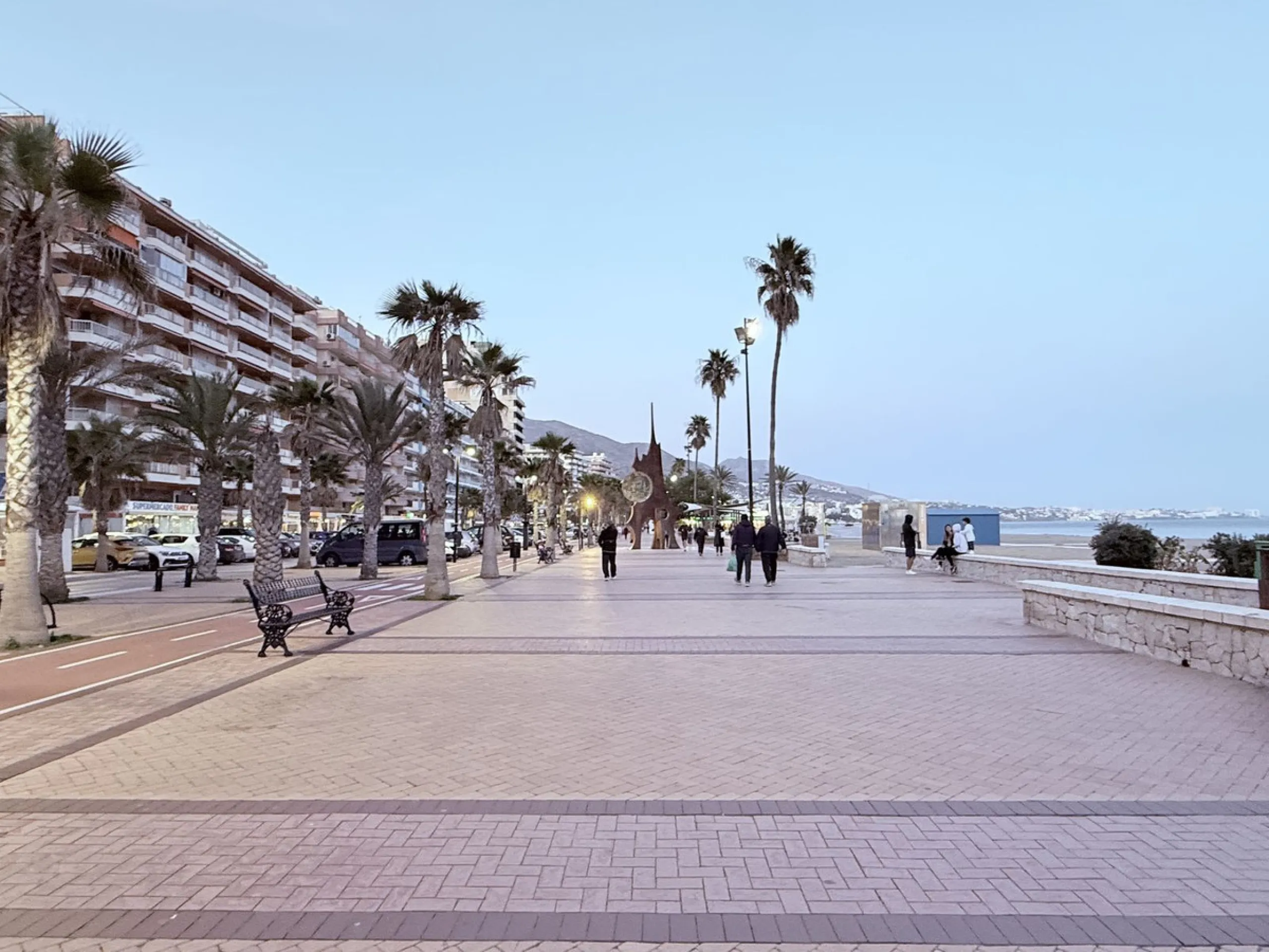 Apartment for sale on the first floor (not ground floor) with 2 bedrooms and 2 bathrooms, located on the second line to the beach in Fuengirola, Los Boliches area.