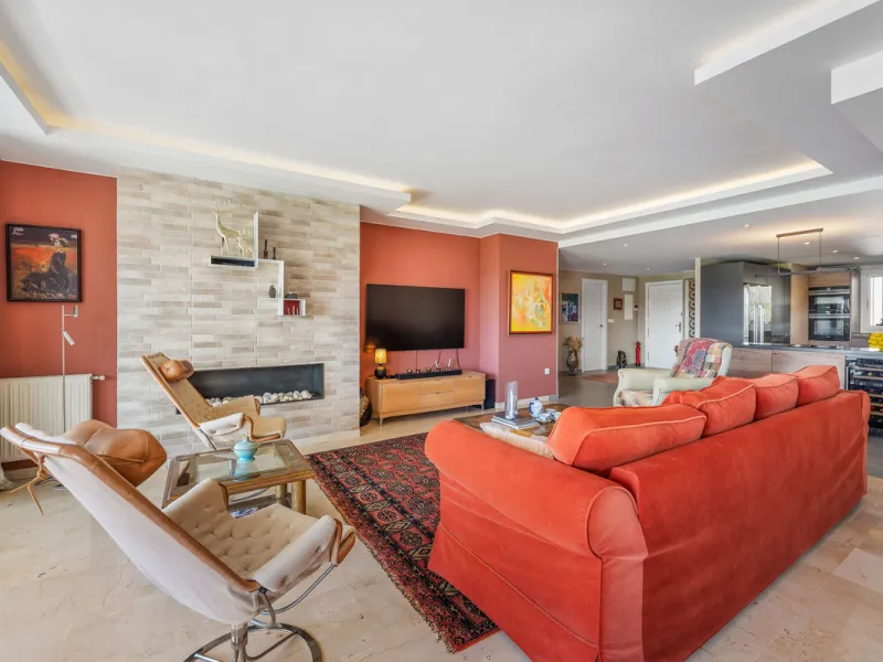This truly special home combines space, light and tranquility in one of Guadalmina's most sought-after settings. Located on the first floor yet elevated above the golf course, the apartment enjoys the feel of a third floor or penthouse, with uninterrupted