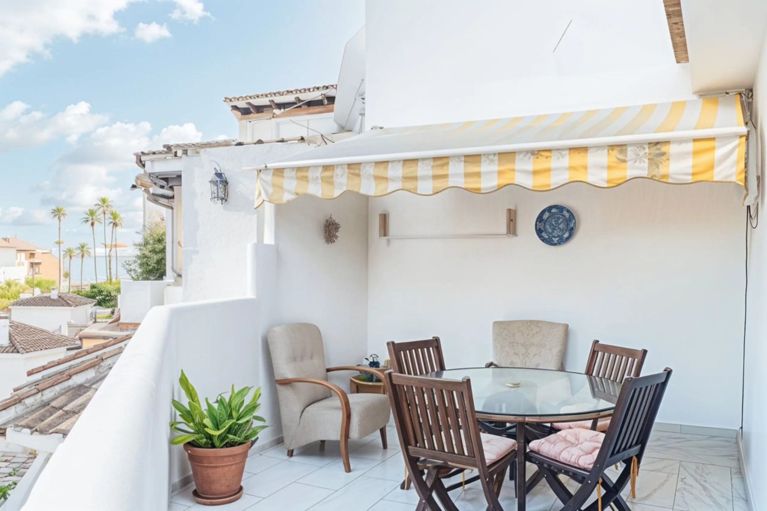 Located in one of the most iconic and sought-after residential areas of Marbella East, this elegant duplex penthouse in Golden Beach offers a unique seaside living experience.