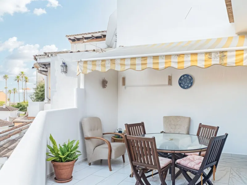 Located in one of the most iconic and sought-after residential areas of Marbella East, this elegant duplex penthouse in Golden Beach offers a unique seaside living experience.