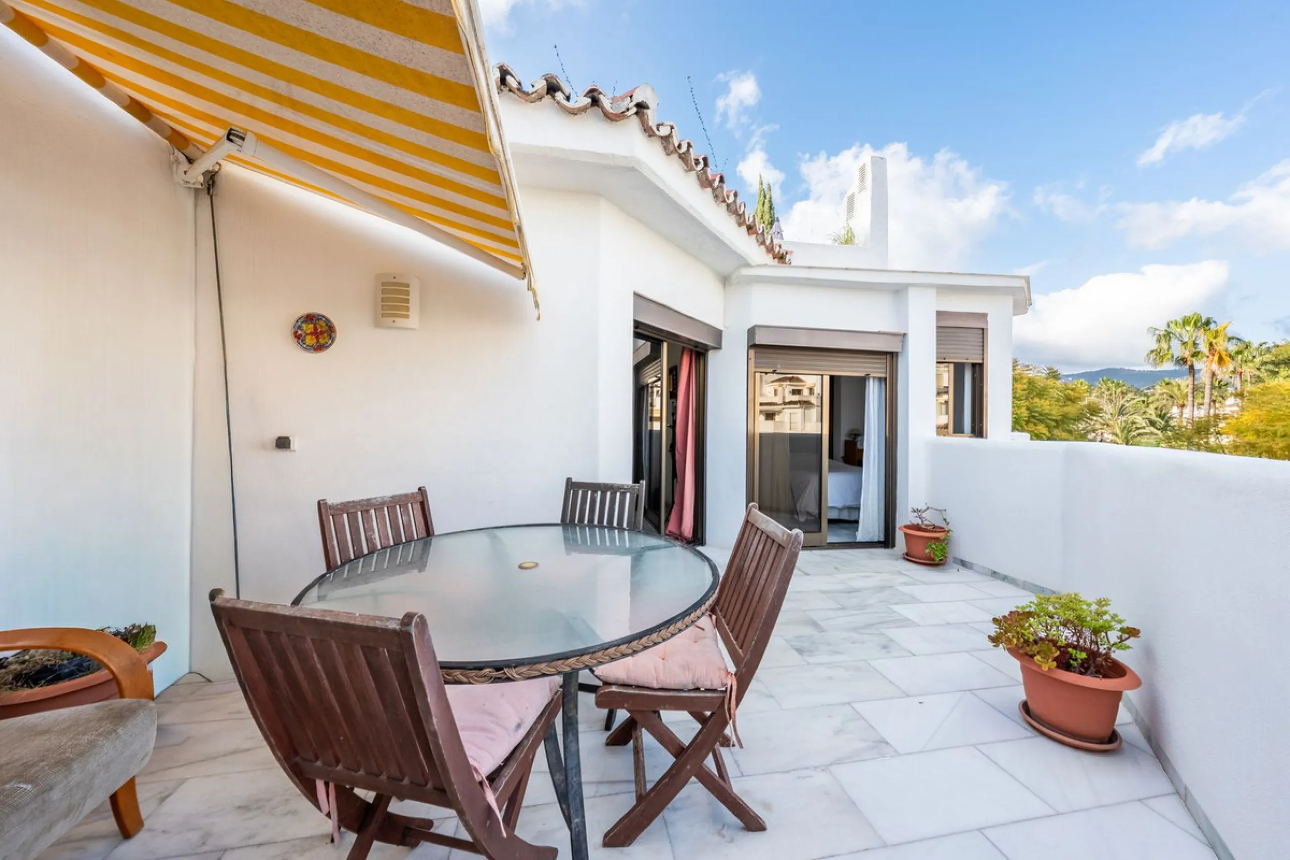 Located in one of the most iconic and sought-after residential areas of Marbella East, this elegant duplex penthouse in Golden Beach offers a unique seaside living experience.