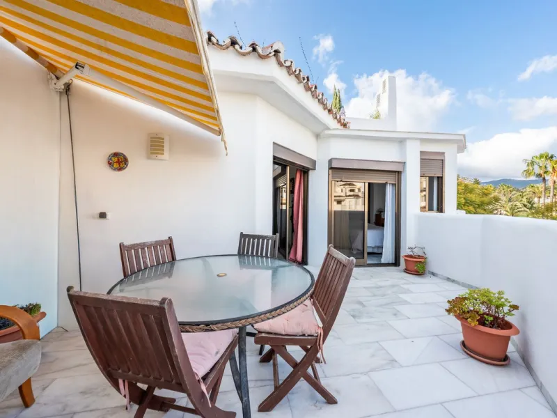 Located in one of the most iconic and sought-after residential areas of Marbella East, this elegant duplex penthouse in Golden Beach offers a unique seaside living experience.