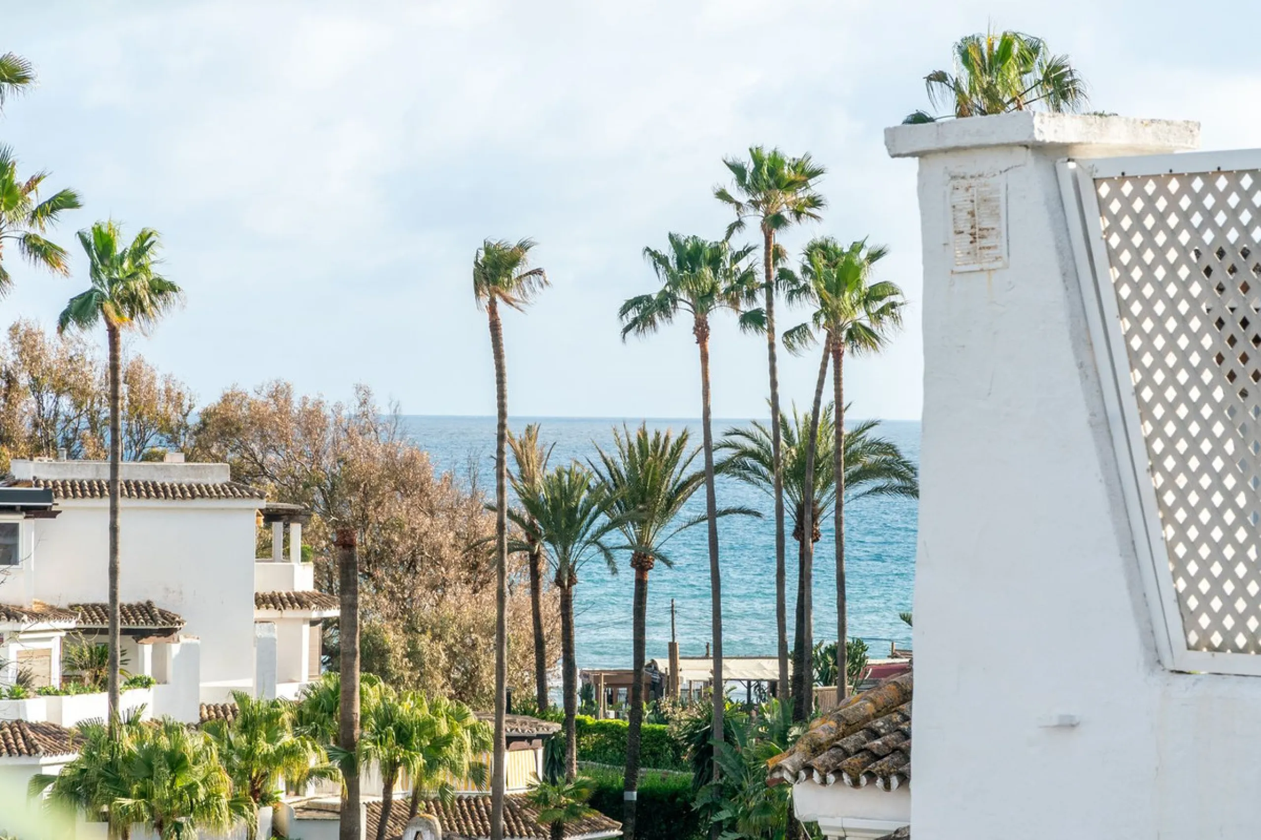 Located in one of the most iconic and sought-after residential areas of Marbella East, this elegant duplex penthouse in Golden Beach offers a unique seaside living experience.