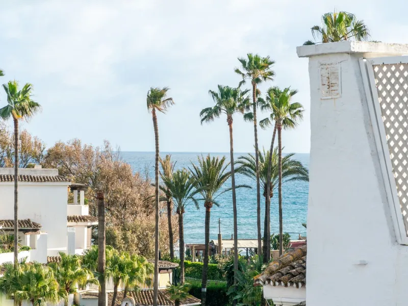 Located in one of the most iconic and sought-after residential areas of Marbella East, this elegant duplex penthouse in Golden Beach offers a unique seaside living experience.