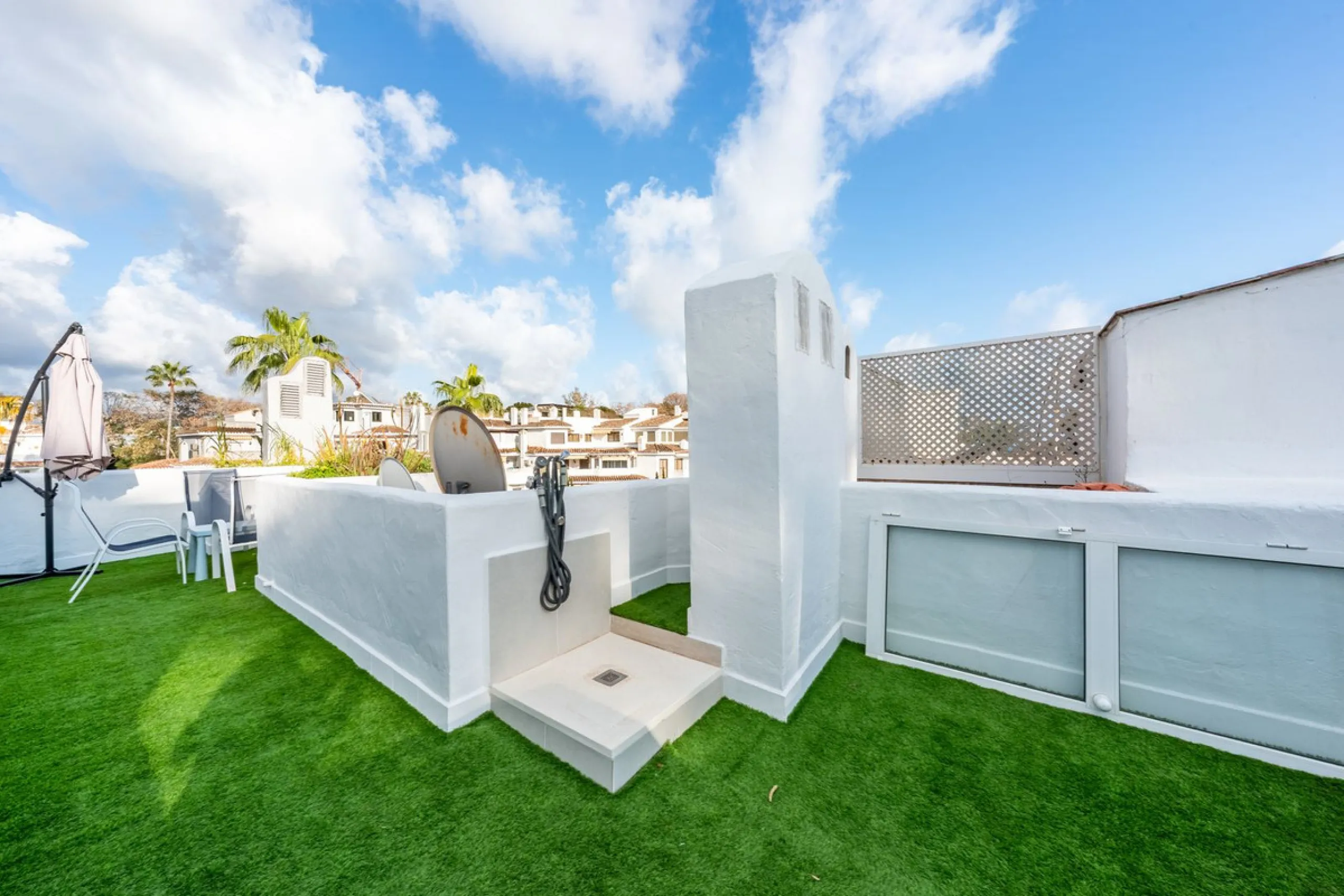 Located in one of the most iconic and sought-after residential areas of Marbella East, this elegant duplex penthouse in Golden Beach offers a unique seaside living experience.