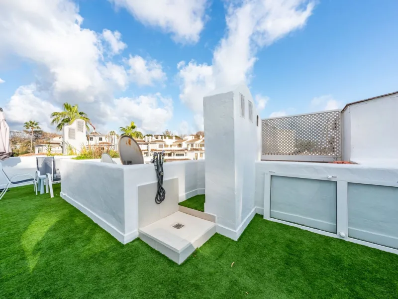 Located in one of the most iconic and sought-after residential areas of Marbella East, this elegant duplex penthouse in Golden Beach offers a unique seaside living experience.