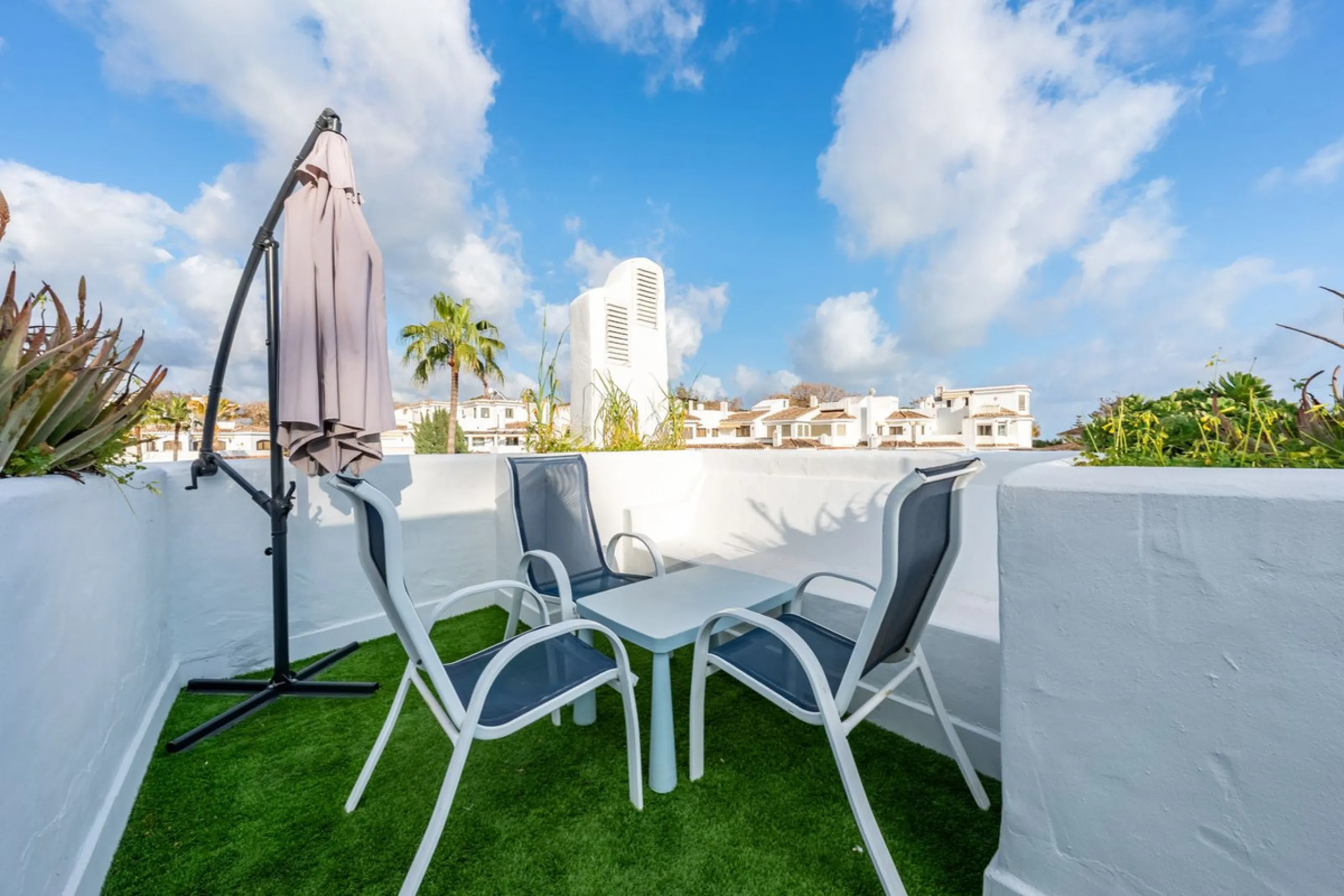 Located in one of the most iconic and sought-after residential areas of Marbella East, this elegant duplex penthouse in Golden Beach offers a unique seaside living experience.