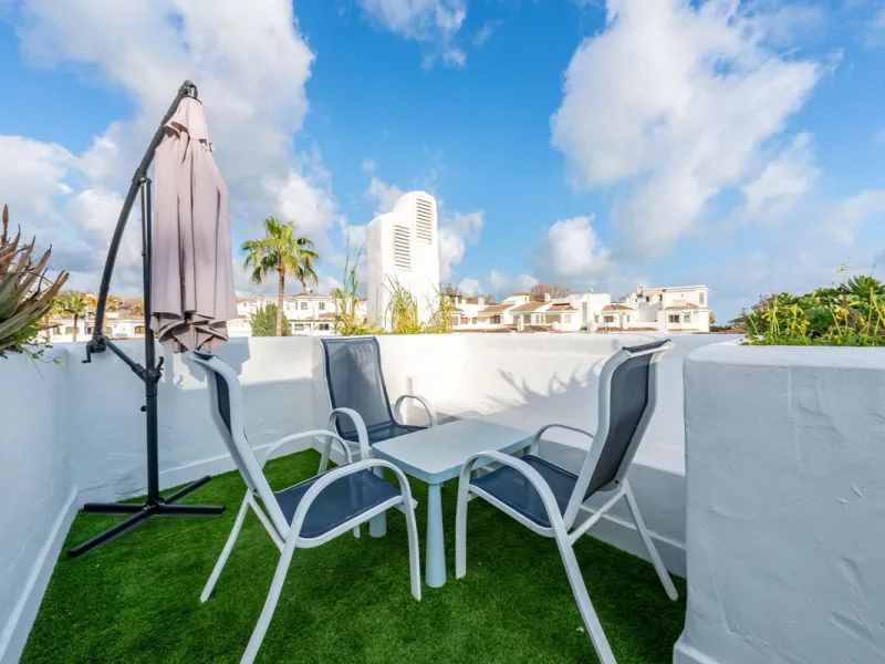 Located in one of the most iconic and sought-after residential areas of Marbella East, this elegant duplex penthouse in Golden Beach offers a unique seaside living experience.