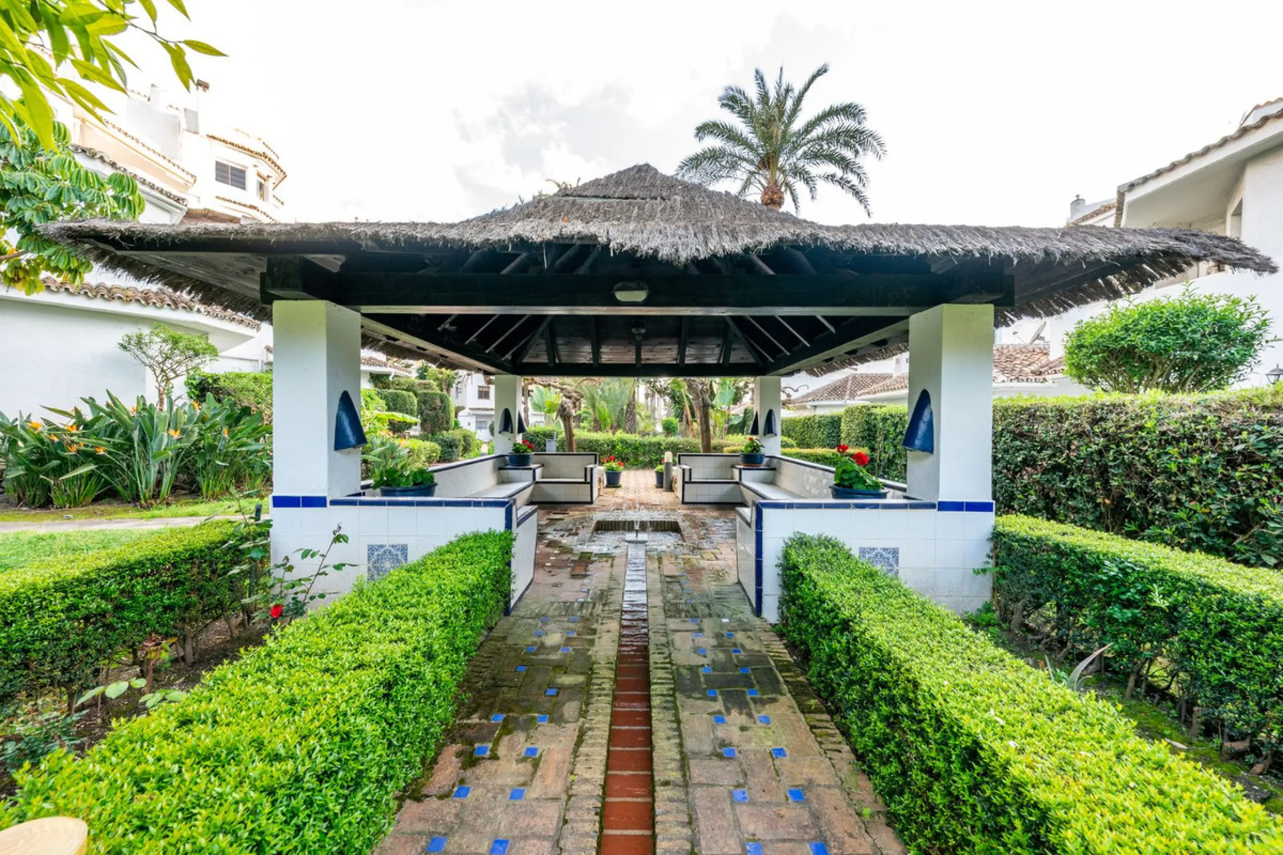 Located in one of the most iconic and sought-after residential areas of Marbella East, this elegant duplex penthouse in Golden Beach offers a unique seaside living experience.