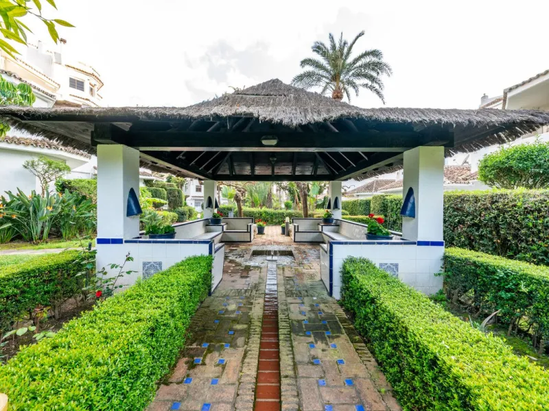 Located in one of the most iconic and sought-after residential areas of Marbella East, this elegant duplex penthouse in Golden Beach offers a unique seaside living experience.