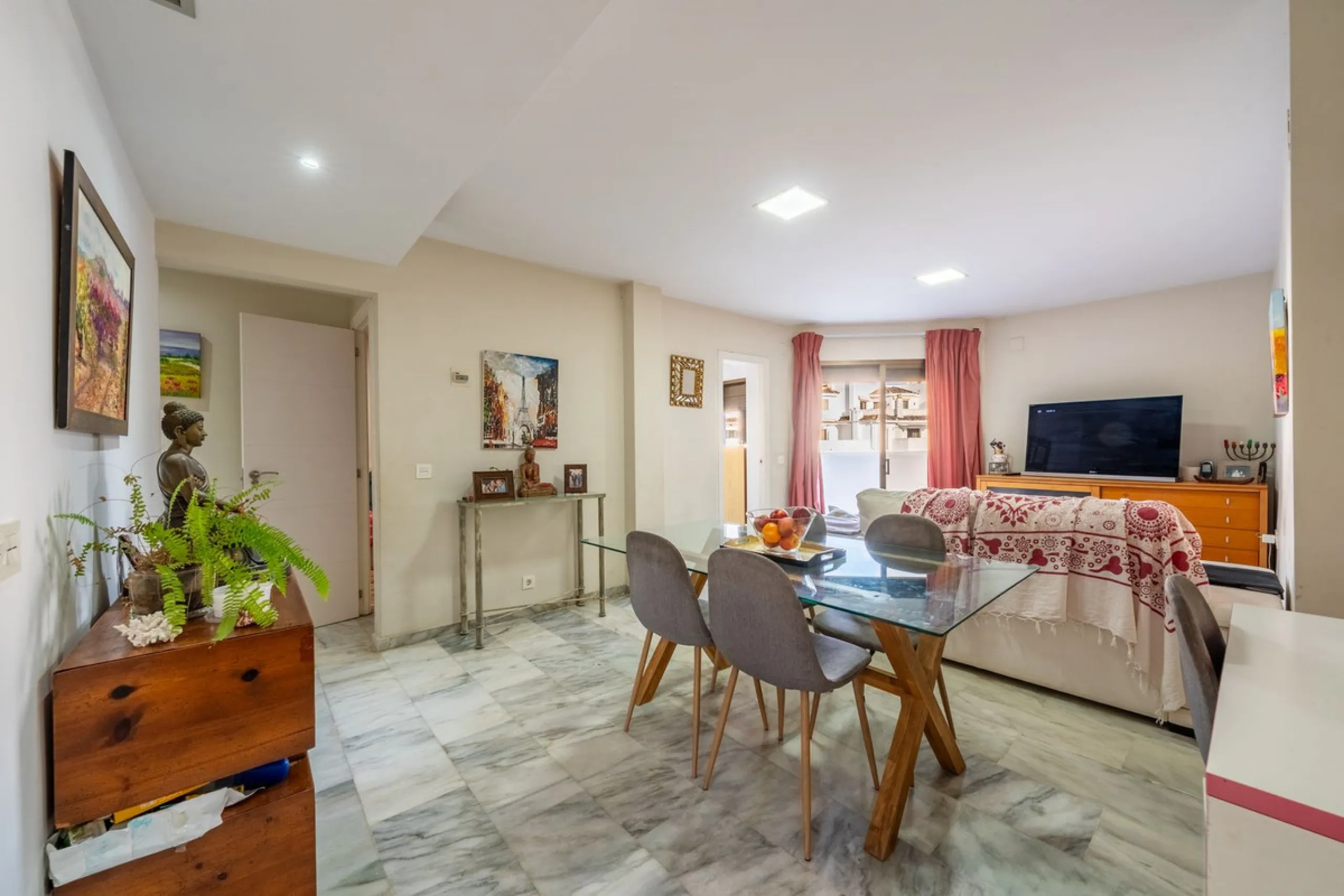 Located in one of the most iconic and sought-after residential areas of Marbella East, this elegant duplex penthouse in Golden Beach offers a unique seaside living experience.