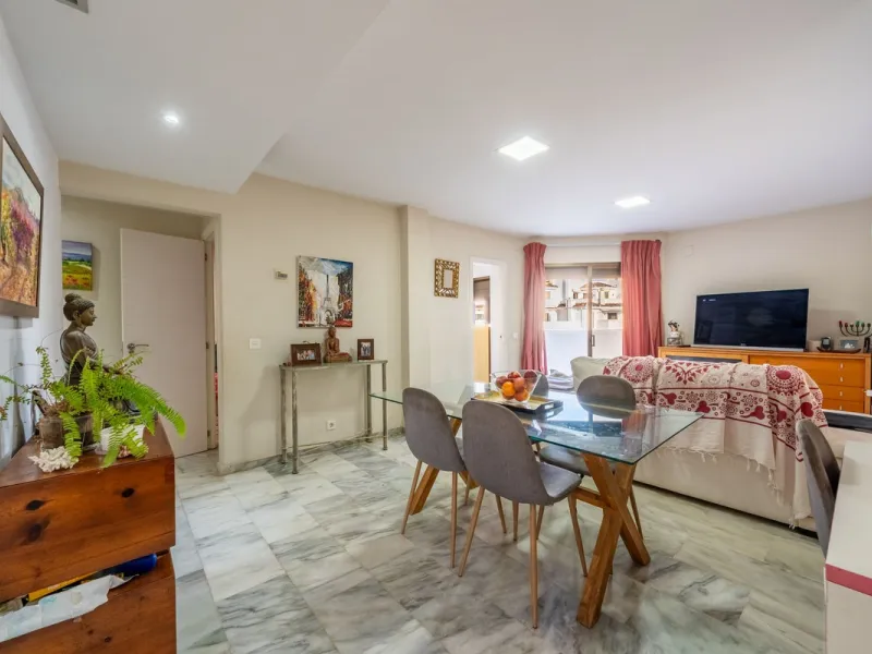 Located in one of the most iconic and sought-after residential areas of Marbella East, this elegant duplex penthouse in Golden Beach offers a unique seaside living experience.