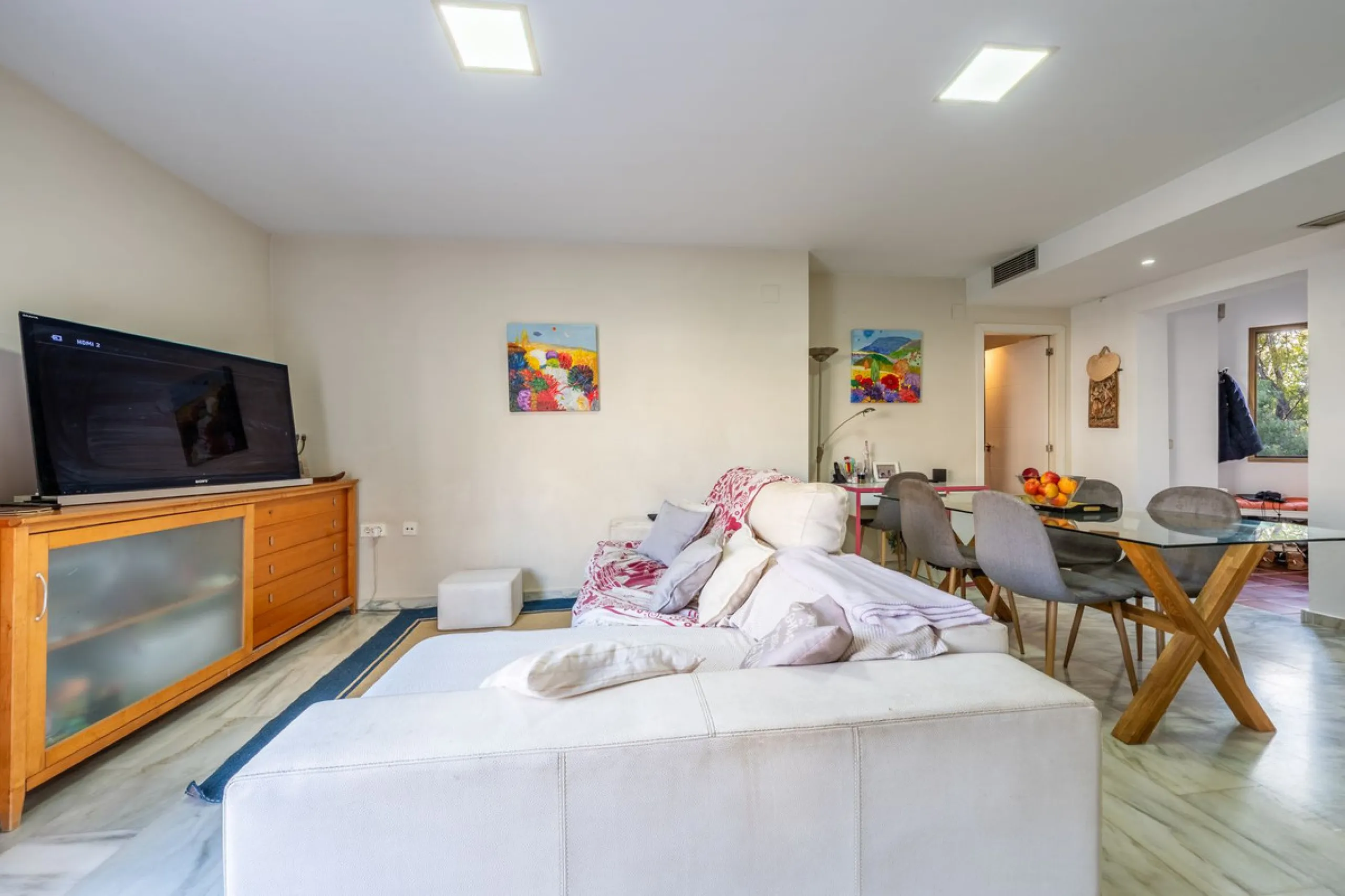 Located in one of the most iconic and sought-after residential areas of Marbella East, this elegant duplex penthouse in Golden Beach offers a unique seaside living experience.