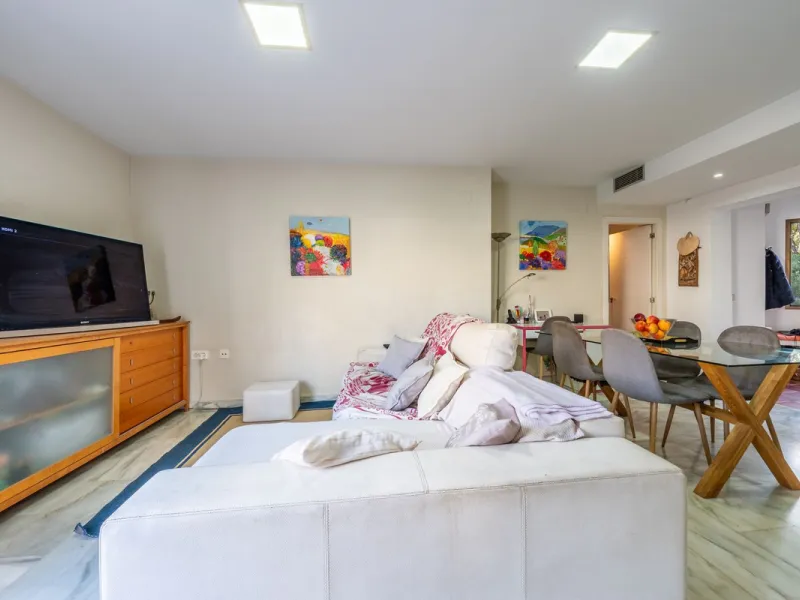 Located in one of the most iconic and sought-after residential areas of Marbella East, this elegant duplex penthouse in Golden Beach offers a unique seaside living experience.