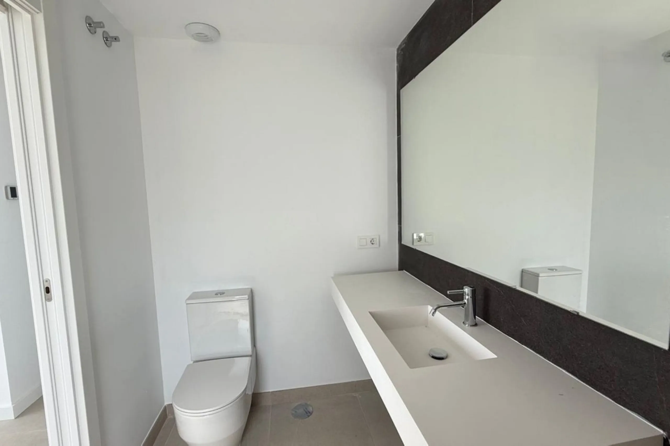 Brand new 3 bedroom semi detached villa for rent and sale located in the exclusive Serene Atalaya residential complex on the New Golden Mile in Estepona. The villa is built in a contemporary modern architectural style using high quality materials and offe