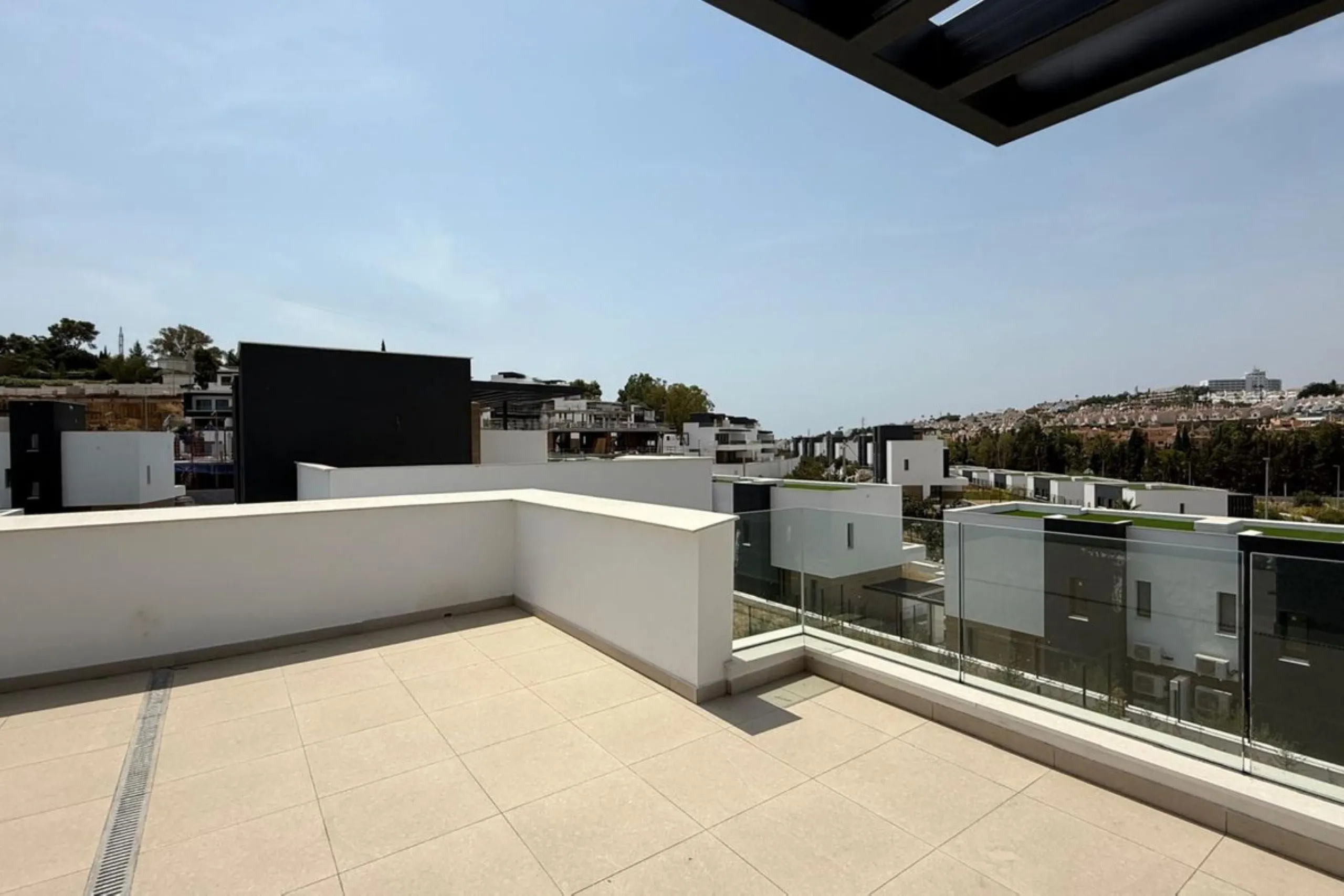 Brand new 3 bedroom semi detached villa for rent and sale located in the exclusive Serene Atalaya residential complex on the New Golden Mile in Estepona. The villa is built in a contemporary modern architectural style using high quality materials and offe