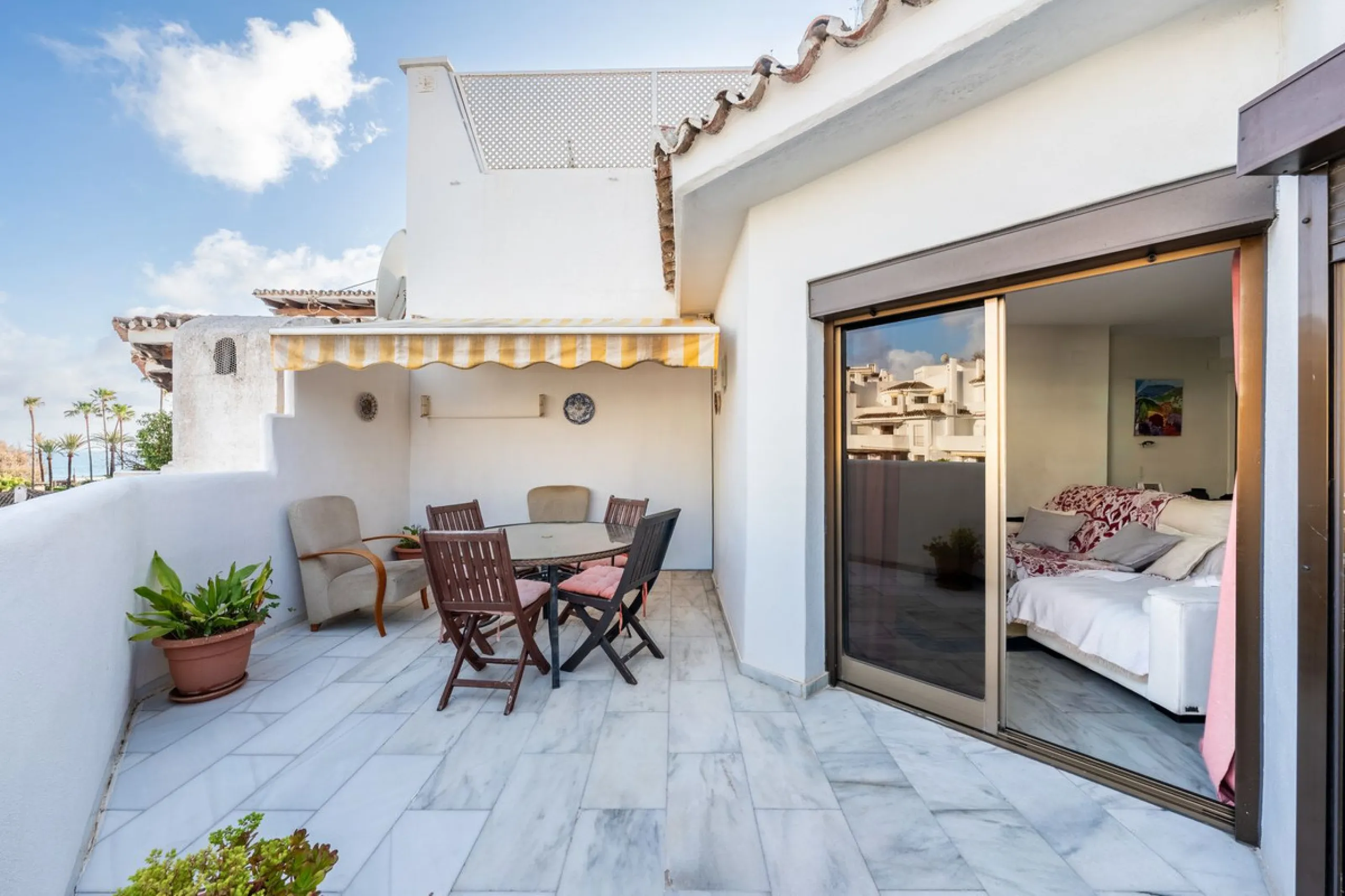 Located in one of the most iconic and sought-after residential areas of Marbella East, this elegant duplex penthouse in Golden Beach offers a unique seaside living experience.