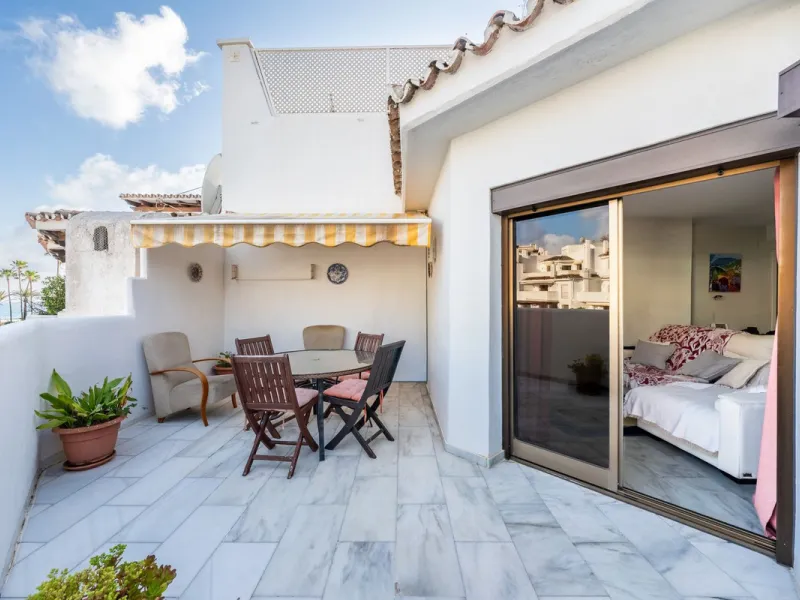 Located in one of the most iconic and sought-after residential areas of Marbella East, this elegant duplex penthouse in Golden Beach offers a unique seaside living experience.