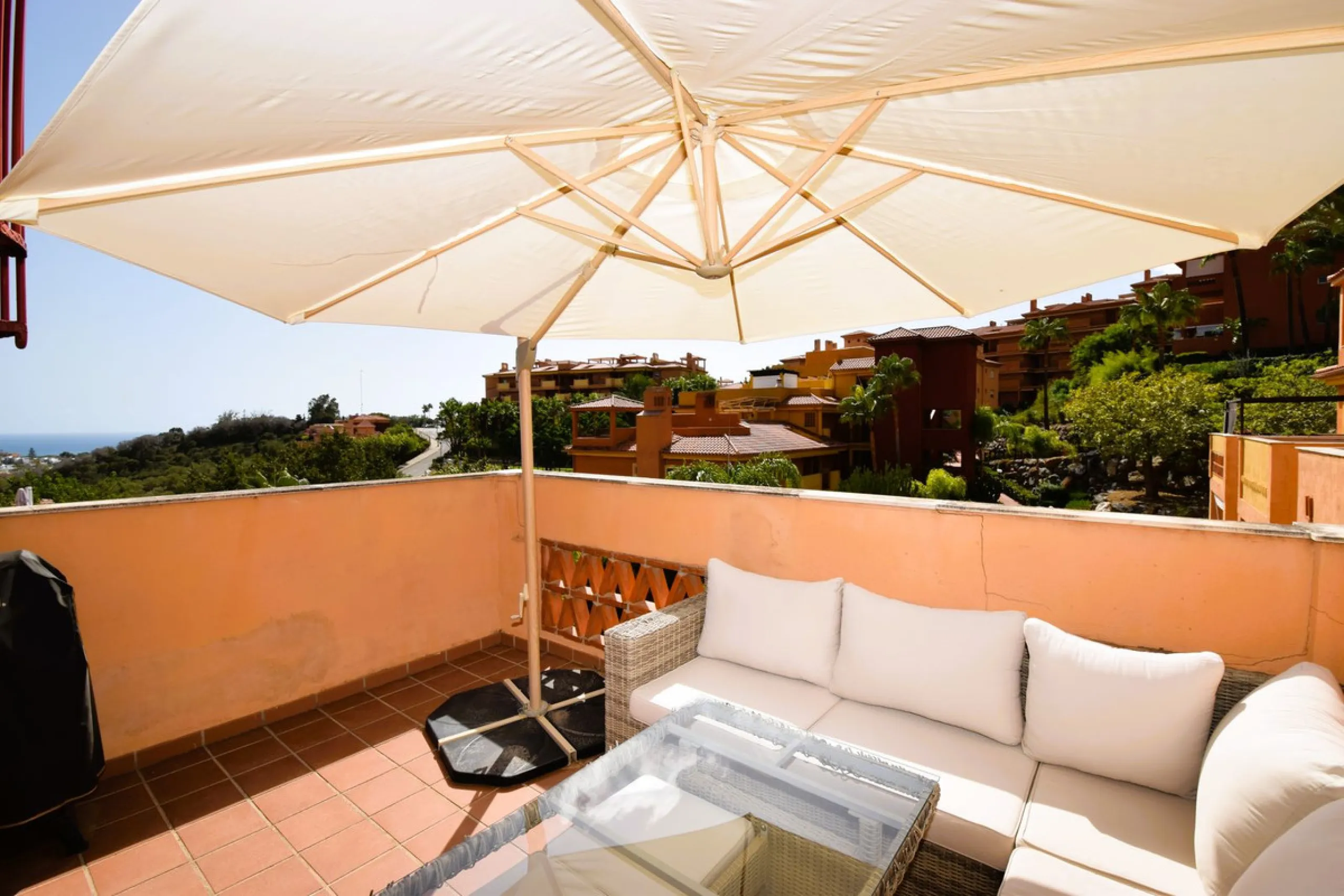 This is an immaculately presented penthouse in La Reserva de Marbella just minutes from Cabopino, Elviria and their lovely beaches. This penthouse has a large west facing terrace which offers great winter sun and sea views and upstairs is a huge roof terr