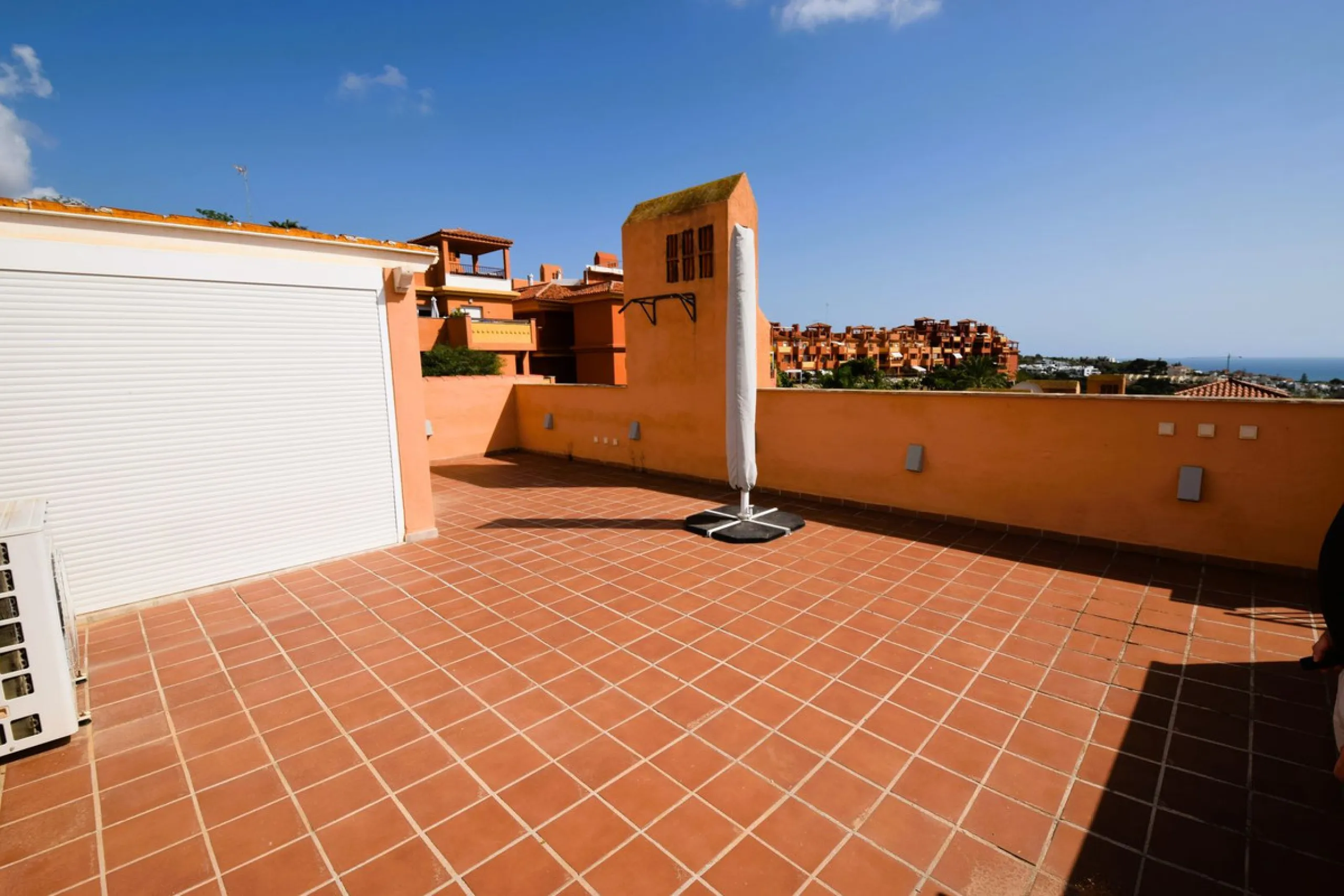 This is an immaculately presented penthouse in La Reserva de Marbella just minutes from Cabopino, Elviria and their lovely beaches. This penthouse has a large west facing terrace which offers great winter sun and sea views and upstairs is a huge roof terr