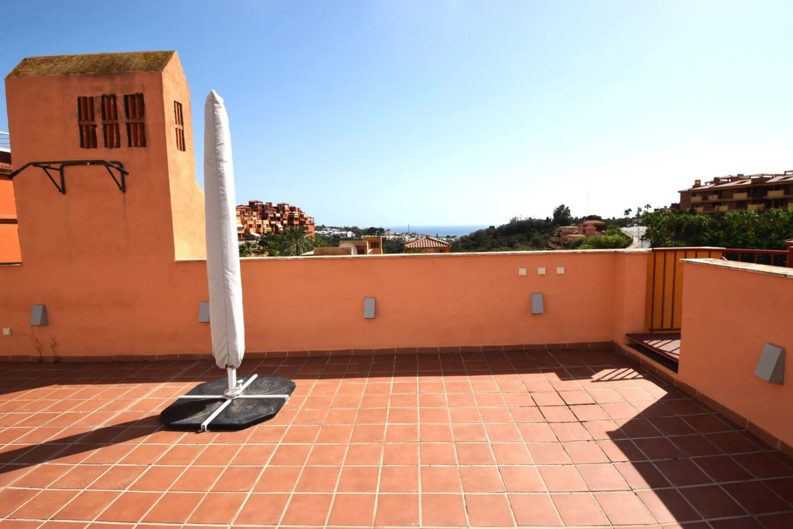 This is an immaculately presented penthouse in La Reserva de Marbella just minutes from Cabopino, Elviria and their lovely beaches. This penthouse has a large west facing terrace which offers great winter sun and sea views and upstairs is a huge roof terr