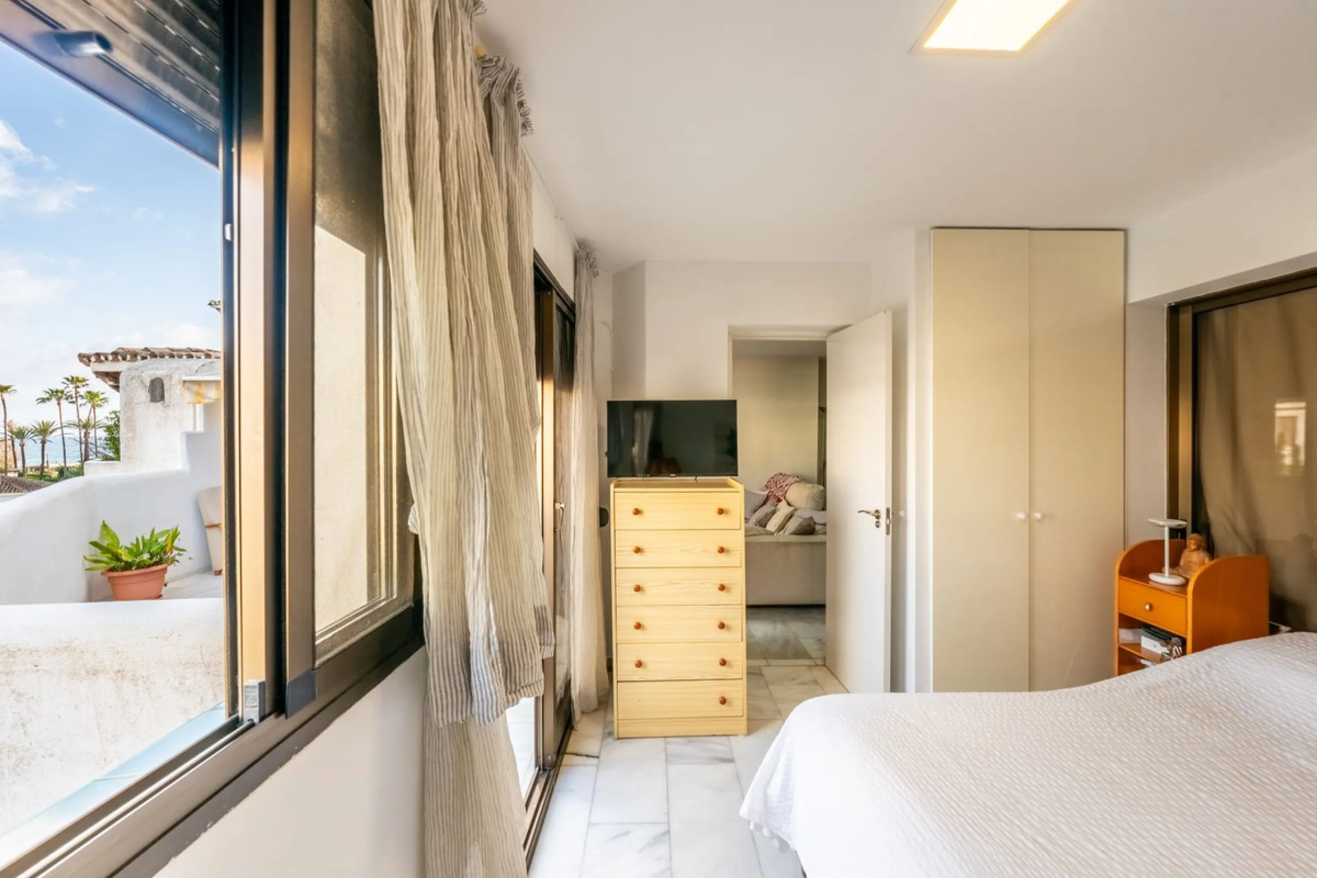 Located in one of the most iconic and sought-after residential areas of Marbella East, this elegant duplex penthouse in Golden Beach offers a unique seaside living experience.