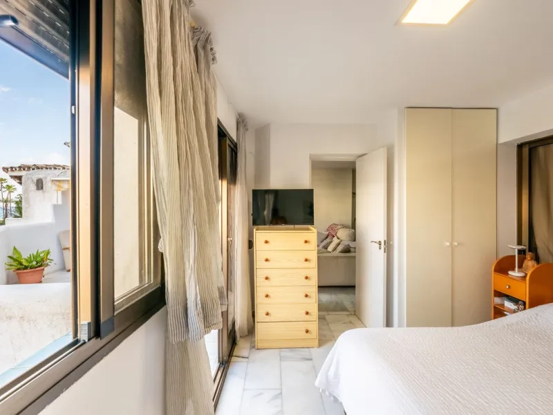 Located in one of the most iconic and sought-after residential areas of Marbella East, this elegant duplex penthouse in Golden Beach offers a unique seaside living experience.