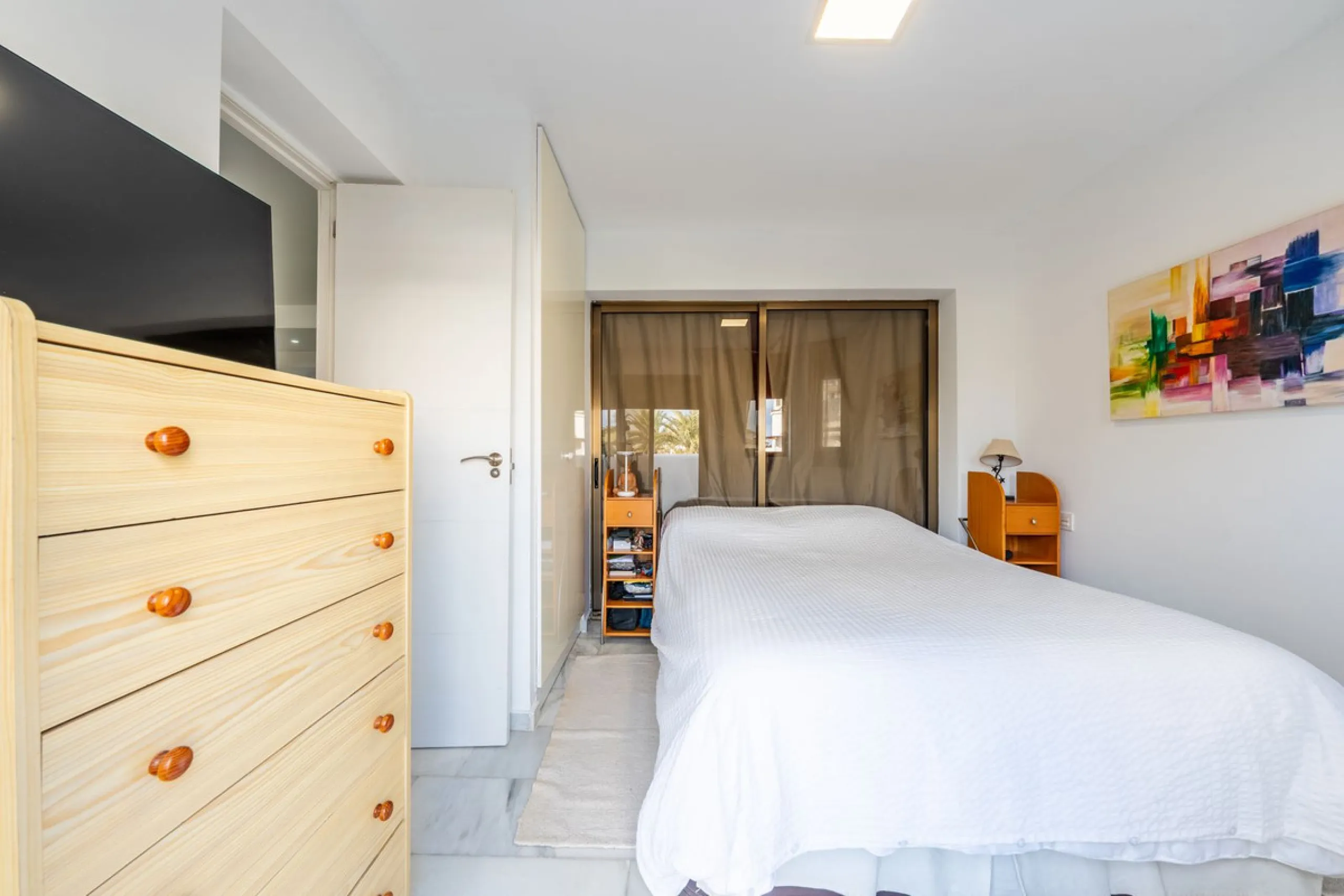 Located in one of the most iconic and sought-after residential areas of Marbella East, this elegant duplex penthouse in Golden Beach offers a unique seaside living experience.