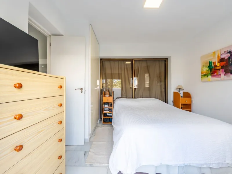 Located in one of the most iconic and sought-after residential areas of Marbella East, this elegant duplex penthouse in Golden Beach offers a unique seaside living experience.