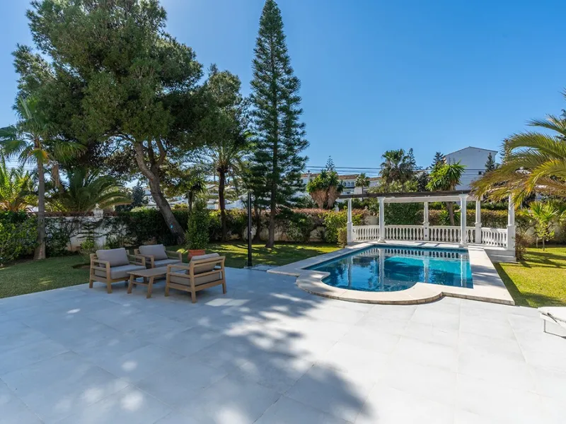 Just 50 metres from the beach, this beautifully renovated and modernised four bedroom, three bathroom villa is set on a spacious, flat plot featuring a large swimming pool and lush mature garden. The property boasts a fully upgraded kitchen and bathrooms,