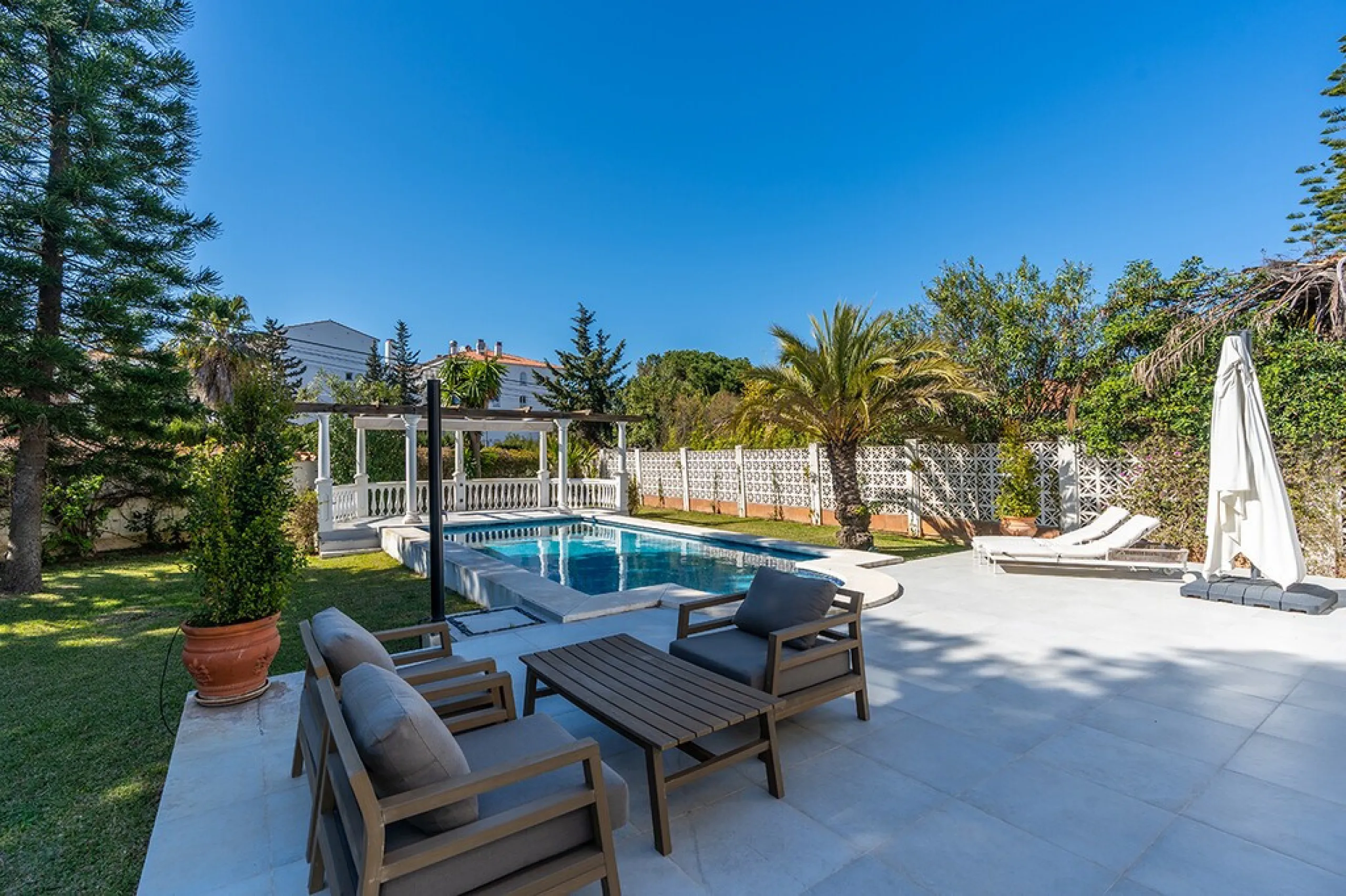 Just 50 metres from the beach, this beautifully renovated and modernised four bedroom, three bathroom villa is set on a spacious, flat plot featuring a large swimming pool and lush mature garden. The property boasts a fully upgraded kitchen and bathrooms,