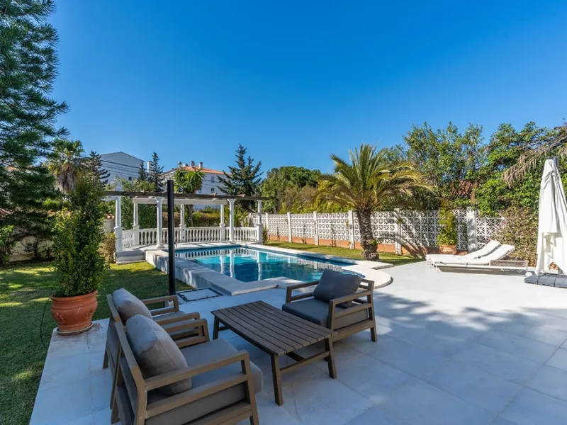 Just 50 metres from the beach, this beautifully renovated and modernised four bedroom, three bathroom villa is set on a spacious, flat plot featuring a large swimming pool and lush mature garden. The property boasts a fully upgraded kitchen and bathrooms,