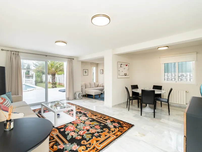 Just 50 metres from the beach, this beautifully renovated and modernised four bedroom, three bathroom villa is set on a spacious, flat plot featuring a large swimming pool and lush mature garden. The property boasts a fully upgraded kitchen and bathrooms,