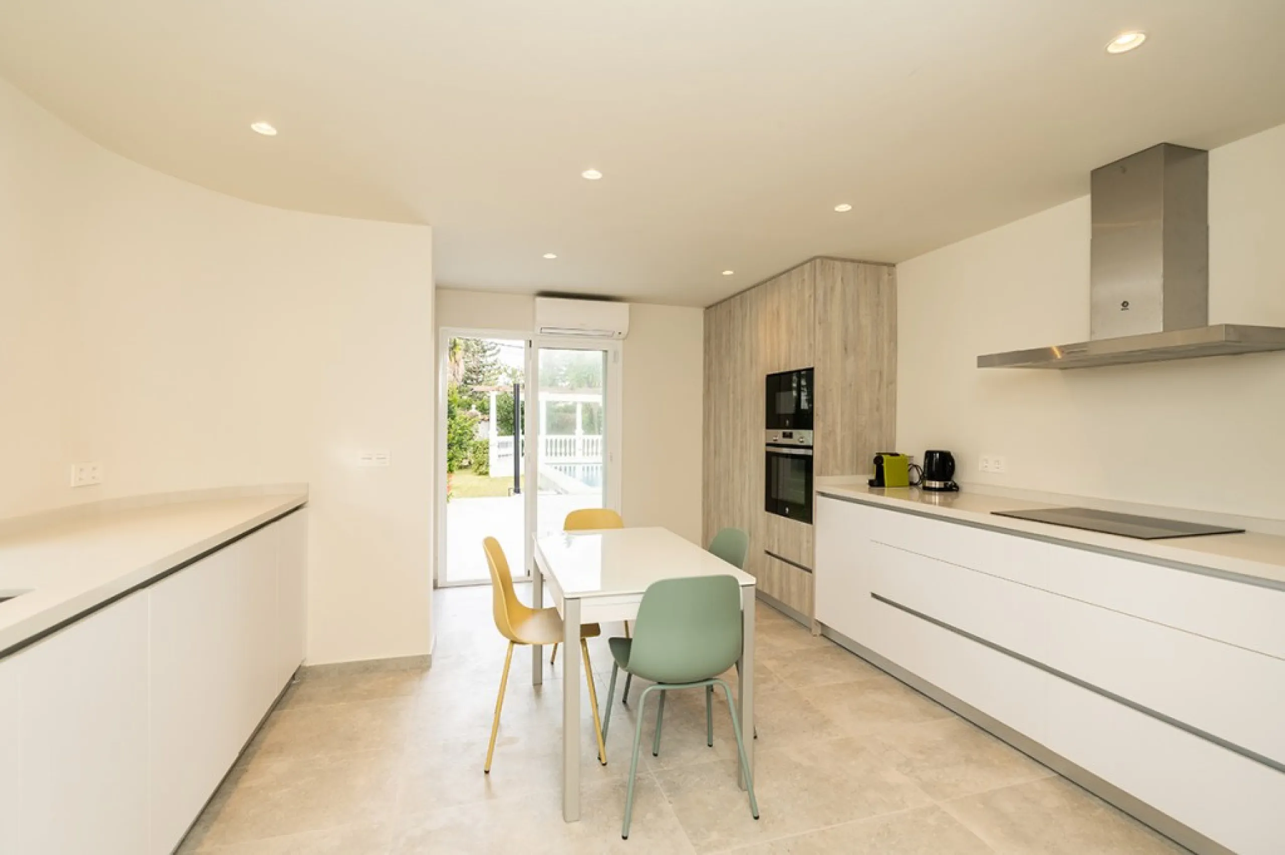 Just 50 metres from the beach, this beautifully renovated and modernised four bedroom, three bathroom villa is set on a spacious, flat plot featuring a large swimming pool and lush mature garden. The property boasts a fully upgraded kitchen and bathrooms,
