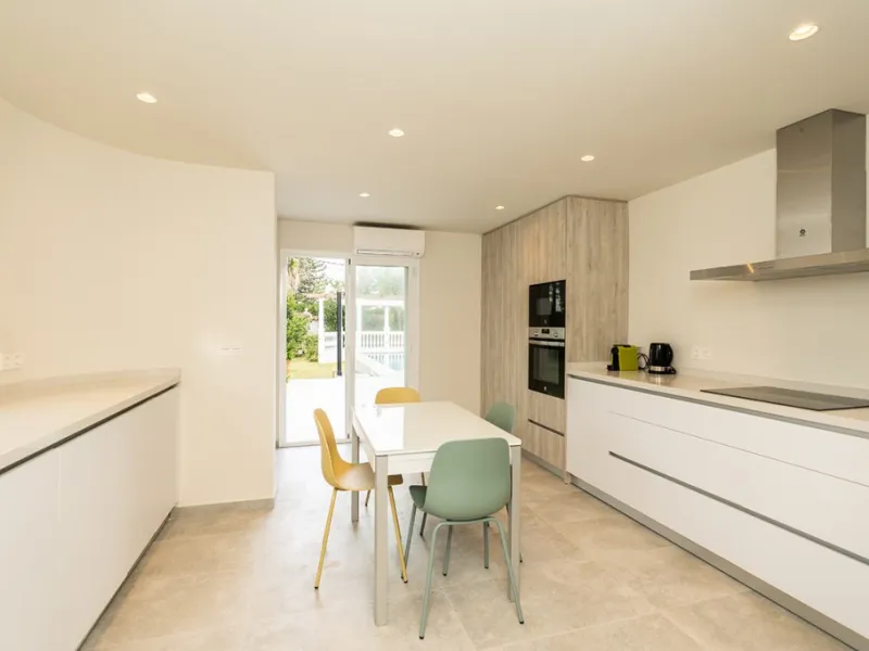 Just 50 metres from the beach, this beautifully renovated and modernised four bedroom, three bathroom villa is set on a spacious, flat plot featuring a large swimming pool and lush mature garden. The property boasts a fully upgraded kitchen and bathrooms,