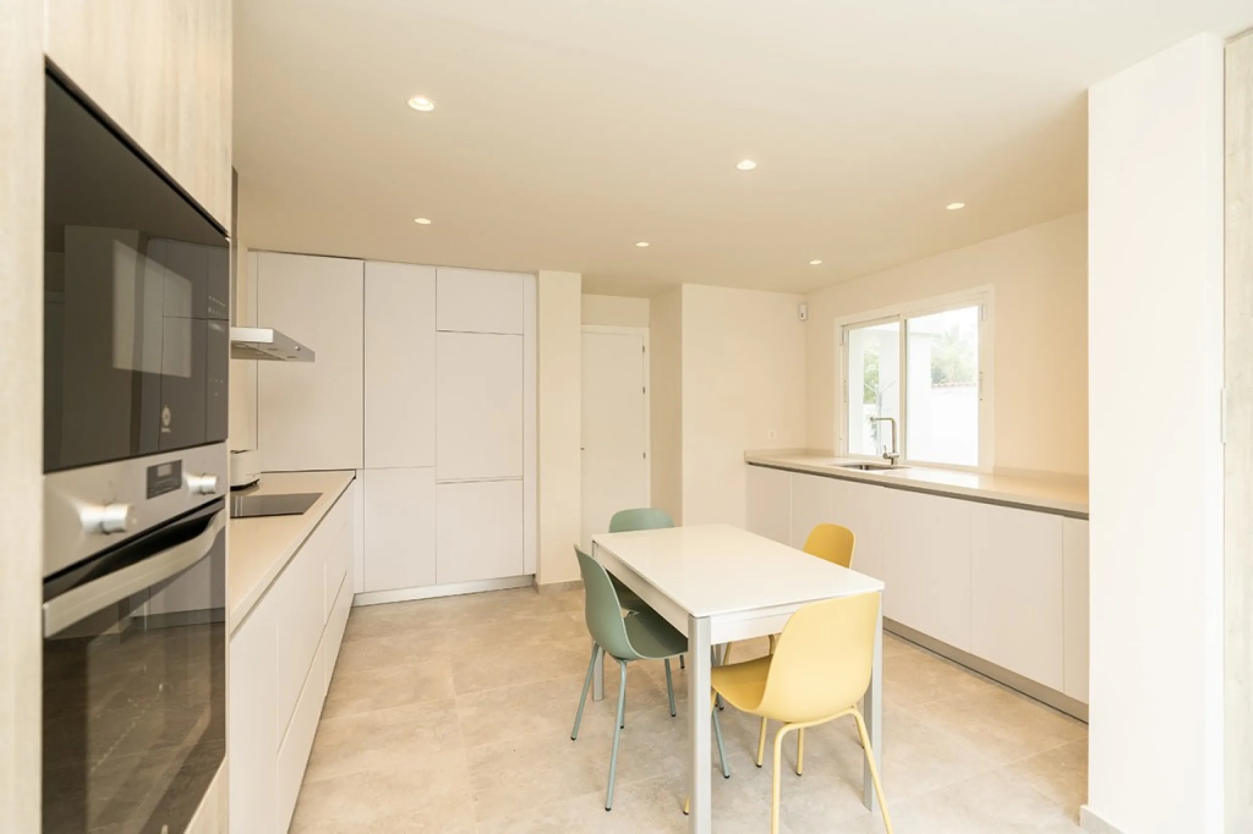 Just 50 metres from the beach, this beautifully renovated and modernised four bedroom, three bathroom villa is set on a spacious, flat plot featuring a large swimming pool and lush mature garden. The property boasts a fully upgraded kitchen and bathrooms,