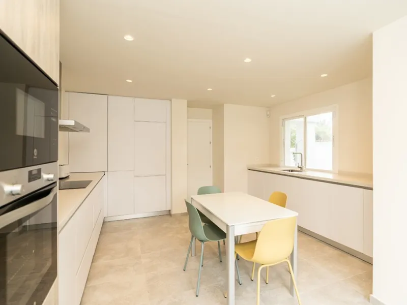 Just 50 metres from the beach, this beautifully renovated and modernised four bedroom, three bathroom villa is set on a spacious, flat plot featuring a large swimming pool and lush mature garden. The property boasts a fully upgraded kitchen and bathrooms,