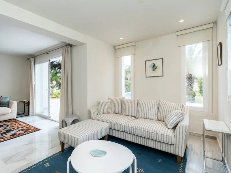 Just 50 metres from the beach, this beautifully renovated and modernised four bedroom, three bathroom villa is set on a spacious, flat plot featuring a large swimming pool and lush mature garden. The property boasts a fully upgraded kitchen and bathrooms,