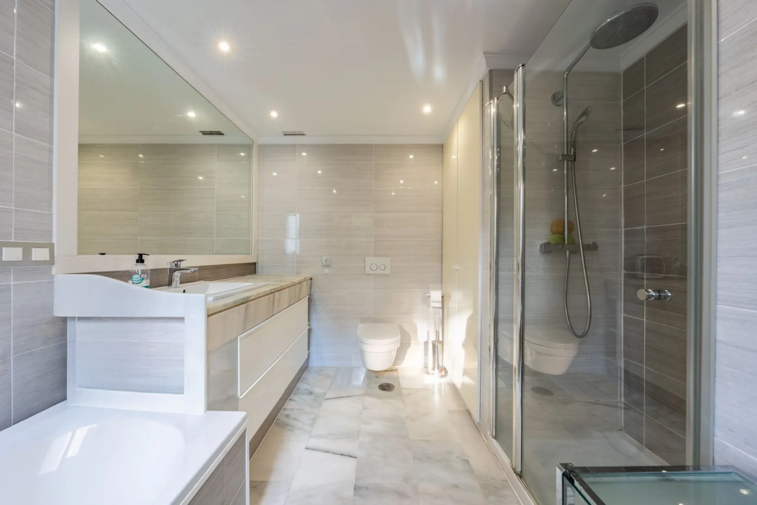 Located in one of the most iconic and sought-after residential areas of Marbella East, this elegant duplex penthouse in Golden Beach offers a unique seaside living experience.