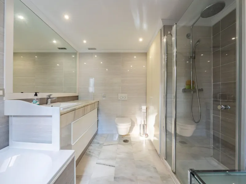 Located in one of the most iconic and sought-after residential areas of Marbella East, this elegant duplex penthouse in Golden Beach offers a unique seaside living experience.