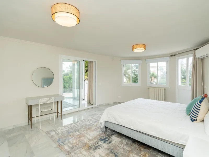 Just 50 metres from the beach, this beautifully renovated and modernised four bedroom, three bathroom villa is set on a spacious, flat plot featuring a large swimming pool and lush mature garden. The property boasts a fully upgraded kitchen and bathrooms,