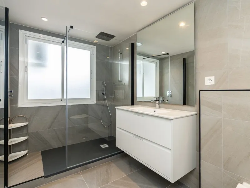 Just 50 metres from the beach, this beautifully renovated and modernised four bedroom, three bathroom villa is set on a spacious, flat plot featuring a large swimming pool and lush mature garden. The property boasts a fully upgraded kitchen and bathrooms,