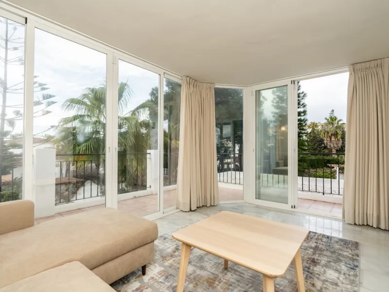 Just 50 metres from the beach, this beautifully renovated and modernised four bedroom, three bathroom villa is set on a spacious, flat plot featuring a large swimming pool and lush mature garden. The property boasts a fully upgraded kitchen and bathrooms,
