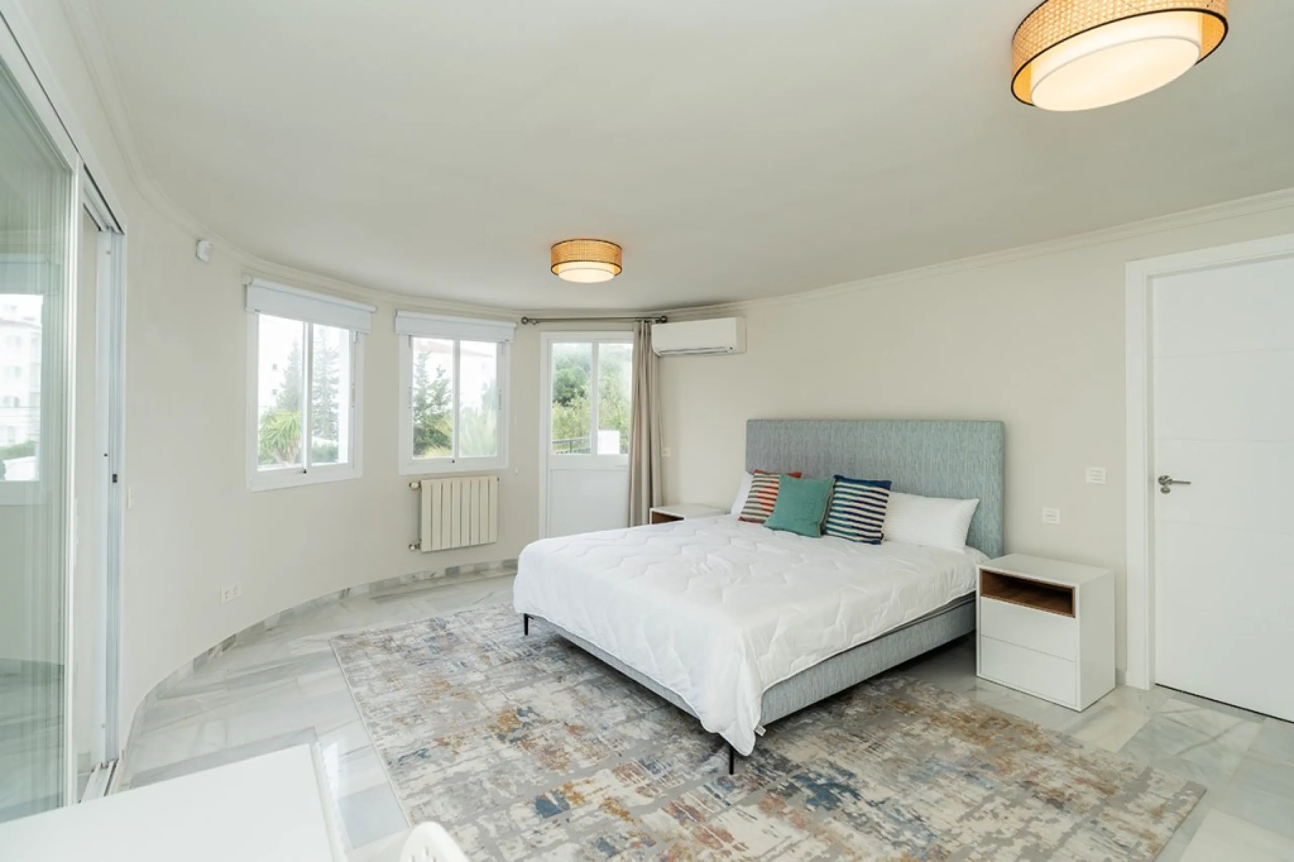 Just 50 metres from the beach, this beautifully renovated and modernised four bedroom, three bathroom villa is set on a spacious, flat plot featuring a large swimming pool and lush mature garden. The property boasts a fully upgraded kitchen and bathrooms,
